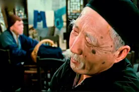 豆瓣9.5分的《茶馆》：3个老人撒纸钱祭自己，说出一句话让人泪崩图片