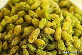 过年买葡萄干，选红色还是绿色？干果老板：这种“染色的”可别买图片