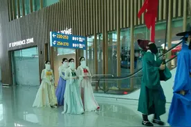 韩国舞者现身机场穿汉服，却对外宣传是韩服，课本称二胡是韩乐器图片