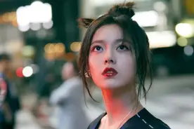 赵今麦终于对“半腿袜”下手了！当她走下楼梯时，宅男疯狂截图图片