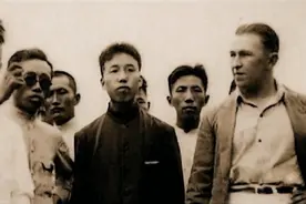 1950年，浙江老汉挖开儿子坟墓取出一箱子，领导看后：快上报中央图片