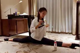 金晨的柔软度超好，能够轻松做到一字马，难怪她的身材这么好？图片