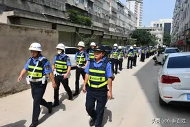 渭南临渭城管：依法拆除小区超期临建房图片