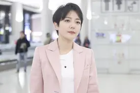 为汪涵退隐7年的杨乐乐亮相 穿粉色西装如公主 颜值“逆向生长”图片