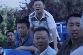 十个大汉下馆子只点两个菜，老板得知后竟免费管饱，剧情图片