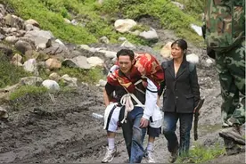 汶川时，父亲背儿子遗体回家的照片火遍全网，那位父亲如今怎样了图片