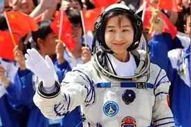 我国第一位女航天员刘洋，回到地球后的生活是什么样子的图片