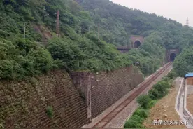 一段已经废弃的铁路线 当年是重庆站客车去襄渝线的重要通道图片