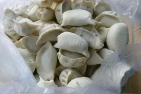 煮冻饺子，不能开水下锅！教你正确做法，爽滑筋道，不破皮不露馅图片