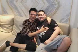 熬夜抽烟嚼槟榔，PDD直言活不过40岁，网友：数亿身家也买不了命图片