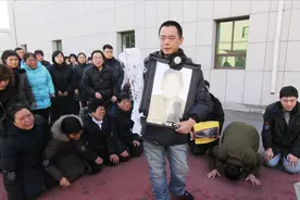 烈士救6名儿童牺牲，被救者替其尽孝，43年后恩母逝世6人送来花圈图片