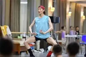 杨丽萍的徒弟年入百万无人敢嫁，住酒店靠家长救济，网友直呼羡慕图片