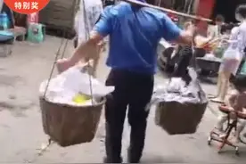 70多岁老人占道摆摊遇城管，想到开头没想到结局图片