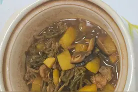 家常菜「干豆角焖土豆排骨」，客家人经常这样吃哦图片