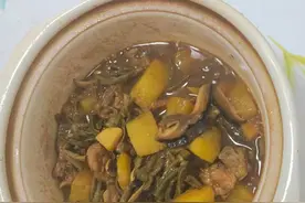 家常菜「干豆角焖土豆排骨」，客家人经常这样吃哦图片