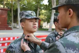 “一道杠”换上“一道拐”，看新排长如何加钢淬火图片