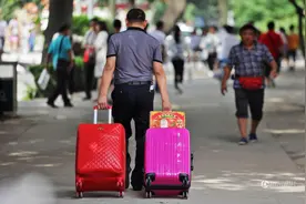 大一新生即将开学，家长进不了校门的遗憾，谁又懂？图片