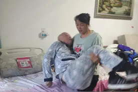 丈夫倒下，她白天上班晚上捡纸壳拼命拯救 网友：相信了爱情图片