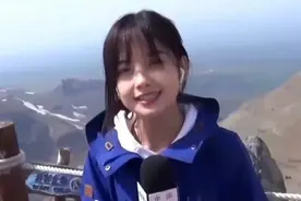 央视最美女记者王冰冰走红，对镜甜笑好治愈，网友直呼太好看图片