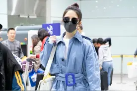 大风天气火了一种新穿法，叫“薄风衣+打底”，杨紫张俪都在宠图片