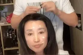 小伙给近60岁母亲化妆，一个小时之后，网友纷纷表示恋爱了图片