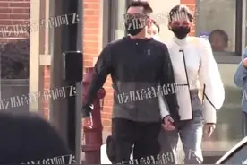 郑恺苗苗夫妇情侣look逛街，一路热聊不停，十指紧扣恩爱甜蜜图片