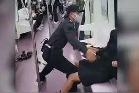 女乘客被保安强制拽离车厢，身体几乎全裸，千年古都文明何在图片