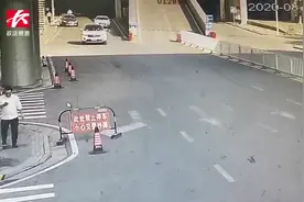 惊了！保时捷在停车场被民警现场查扣，原因竟是该车来自“国外”视频封面