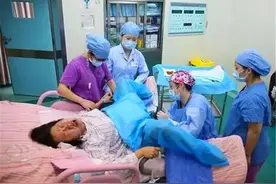 生完小孩后，医生如果再次把手伸进产道，可能是在救产妇图片