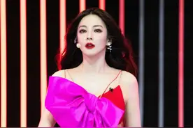 “大骨架”的张雨绮，却敢挑战吊带裙，看到胸前大蝴蝶结懂了图片