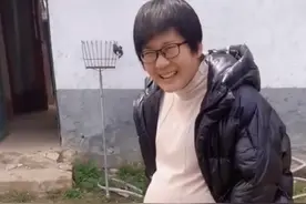 山东一男子假装让怀孕的老婆提水，结果爷爷看到后上来就一顿暴捶图片