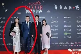 辛巴为兄弟介绍对象，女网红主动撩衣“抛媚眼”，男方下跪求饶。图片