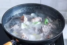 冬天炖羊肉时，牢记“3放2不放”，汤浓肉嫩，不膻也不柴图片