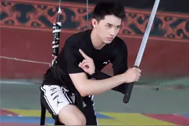 许魏洲新剧《大唐明月》打戏训练照曝光  长剑威亚重装上阵图片