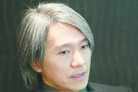 港媒曝59岁周星驰追求17岁落选港姐 两人约会曝光图片