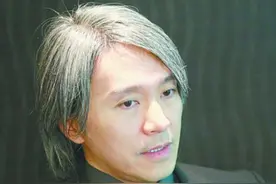 港媒曝59岁周星驰追求17岁落选港姐 两人约会曝光图片