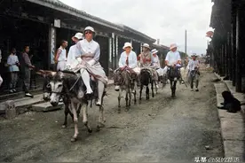 秦皇岛百年旧影：1919年夏，骑驴前往北戴河海滨游玩的洋女人们图片