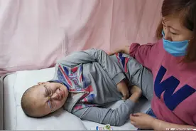 单亲妈妈打工养家，女儿病倒后她流泪：过去陪女儿时间太少了图片