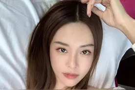 马来西亚钢琴女神走红！弹钢琴镜头只对背，心机款裙子秀完美线条图片