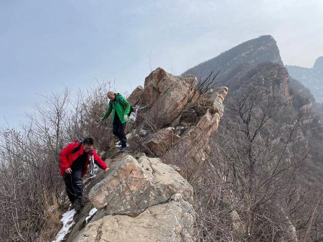 郑州驴友徒步经典户外线路，万丈梯刀背山穿越小长城黄金大草原