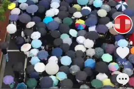 袁隆平逝世后首日：上万人冒雨排3里长龙，8旬老友坐轮椅前来悼念图片