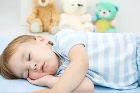 孩子在幼儿园，是怎样睡午觉的？家长想了解的幼儿园午休解析图片