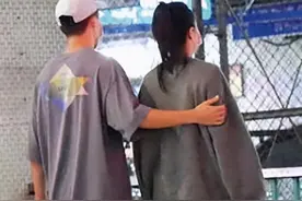 38岁男星深夜和老婆拥吻，友人在旁忙起哄！产后细节被赞好男人图片