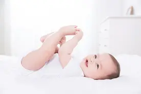 娃醒来后若有这些举动，不仅代表他是天使宝宝还说明大脑发育不错图片