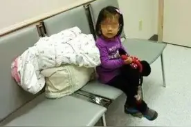 产妇半夜生二胎，产房外只有大女儿一人等候，孩子的话让护士落泪图片