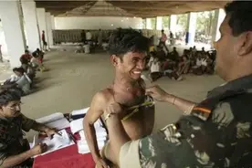 这是印度征兵的现场，别看过程滑稽搞笑，选出来的都不赖！纪录片图片