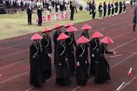 运动会彩排学生身穿古装化身侠客 舞剑空翻惊艳全场视频封面