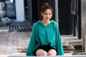 杨超越现场闻臭袜子，被网友嘲讽后回应：仙女的脚是香的图片
