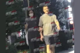 李亚鹏与小19岁女友同框，挽手逛街显甜蜜，女方驼背模特气质全无图片