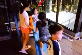 霍建华携女为岳母祝寿，4岁女儿首次登台超害羞，穿公主裙太像妈图片